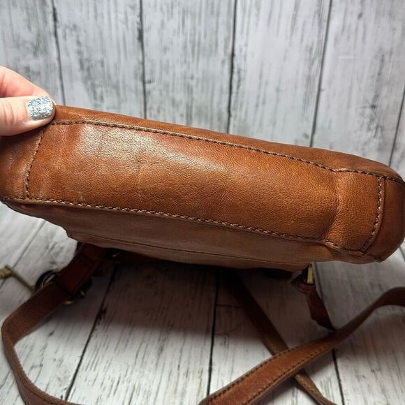 Fossil Carson Crossbody Purse Leather Saddle Bag Turnlock Tan Backpack Key - Picture 13 of 13